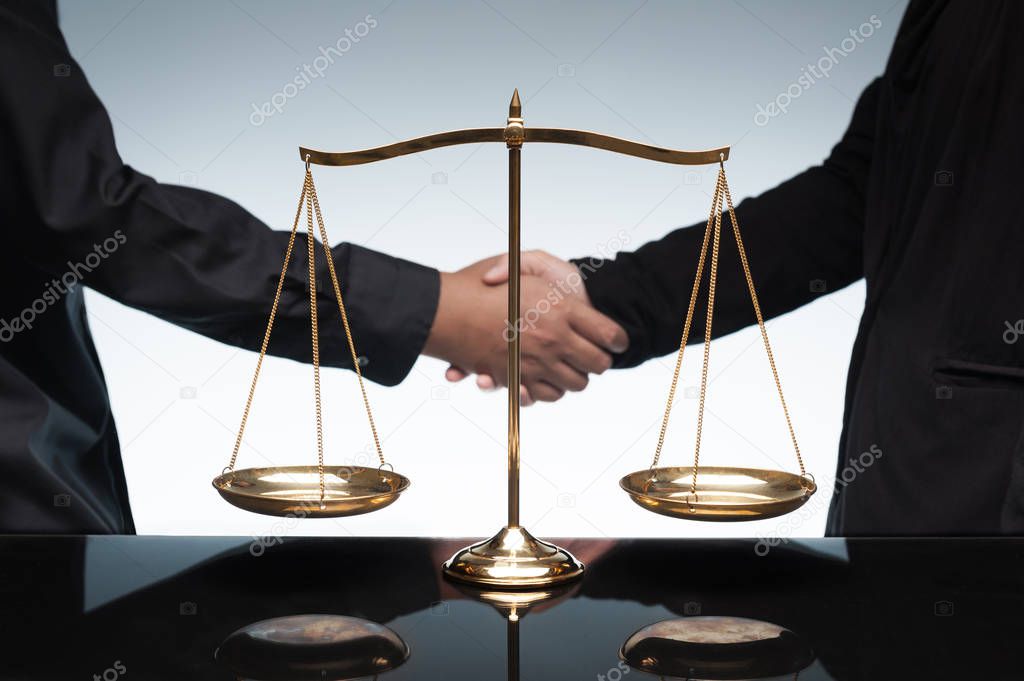 Ikona ľudí a podania rúk symbolizujúca férovosť